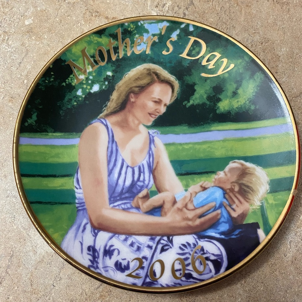 Avon Mother's Day 2006 Decorative Plate - Green, Blue, Gold